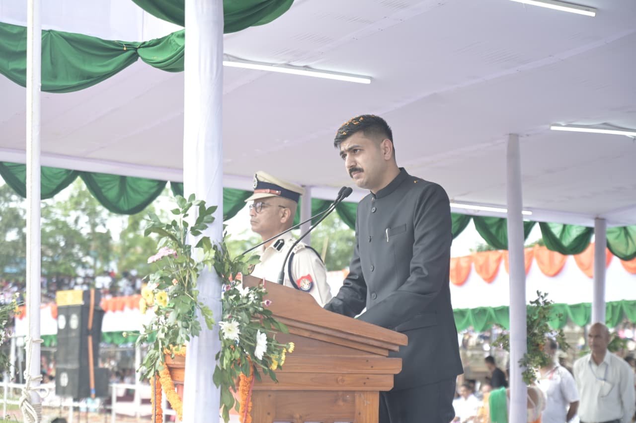 হাইলাকান্দি জেলার স্বাধীনতা দিবসের মুখ্য অনুষ্ঠানটি জেলা ক্রীড়া সংস্থার ময়দানে অনুষ্ঠিত হয়, জাতীয় পতাকা উত্তোলন করেন জেলাশাসক