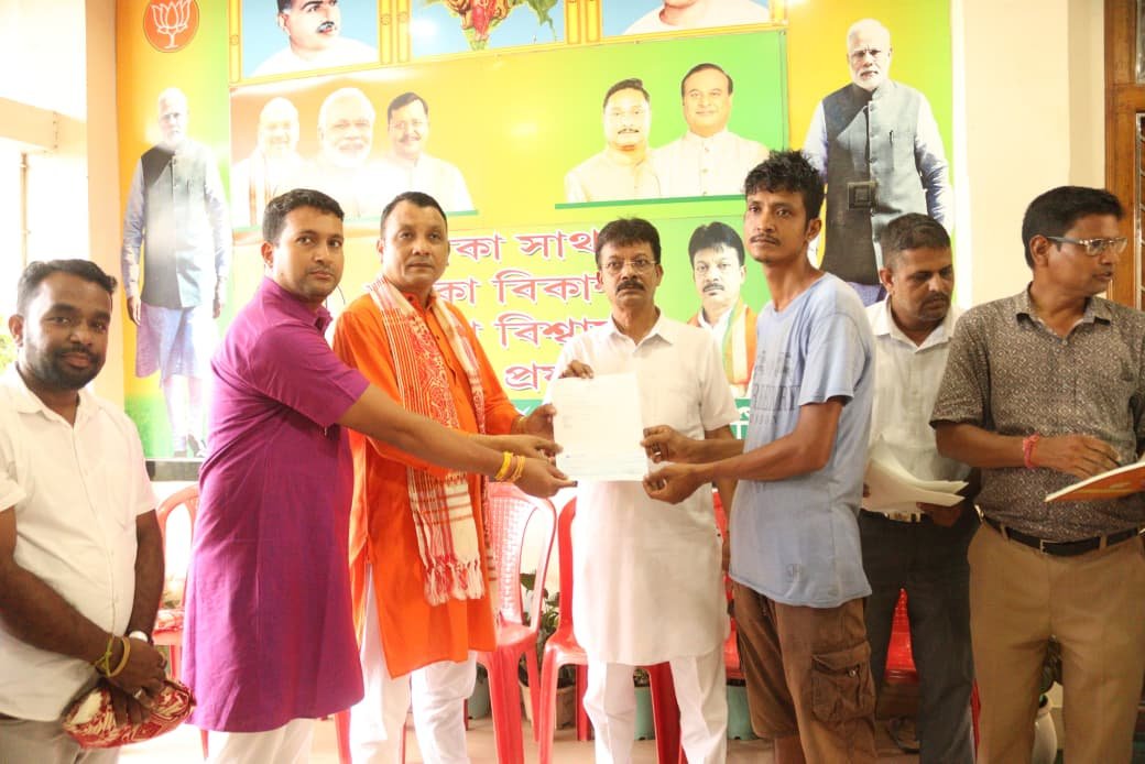 কিশোর নাথ ও ওবিসি মোর্চার রাজ্যের  সভাপতি সুভাষ দত্তের উপস্থিতিতে বড়খলায় ২৭ অসুস্থ হিতাধিকারীর হাতে মুখ্যমন্ত্রীর রিলিফ ফান্ডের চেক