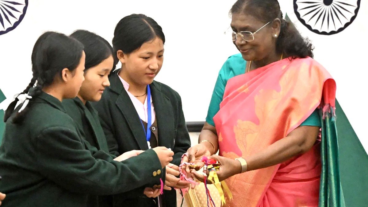 দেশের রাষ্ট্রপতি রাখীবন্ধন উপলক্ষ্যে দেশবাসীকে শুভেচ্ছা ও অভিন¨ন জানান