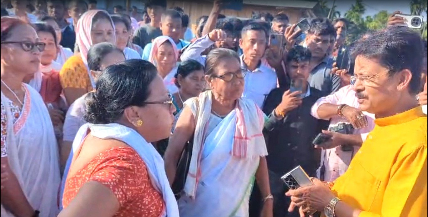 ডলুতে সড়ক দুর্ঘটনায় মহিলার মৃত্যু, ন্যায়বিচারের দাবিতে সড়ক অবরোধ — বিধায়কের হস্তক্ষেপে অবরোধ প্রত্যাহার