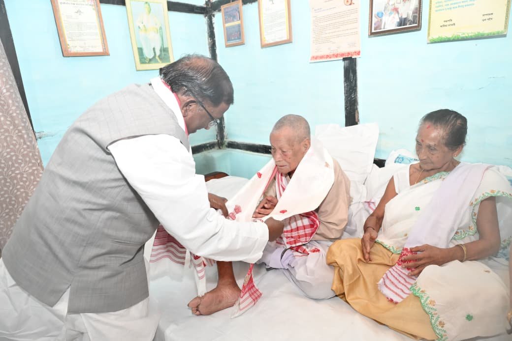 ৯৬ বছর বয়সী স্বাধীনতা সংগ্রামী ফণীধর গগৈকে 'বরিষ্ঠ নাগরিক সম্মান' প্রদান করতে তাঁর বাড়িতে গেলেন অসমের রাজ্যপাল