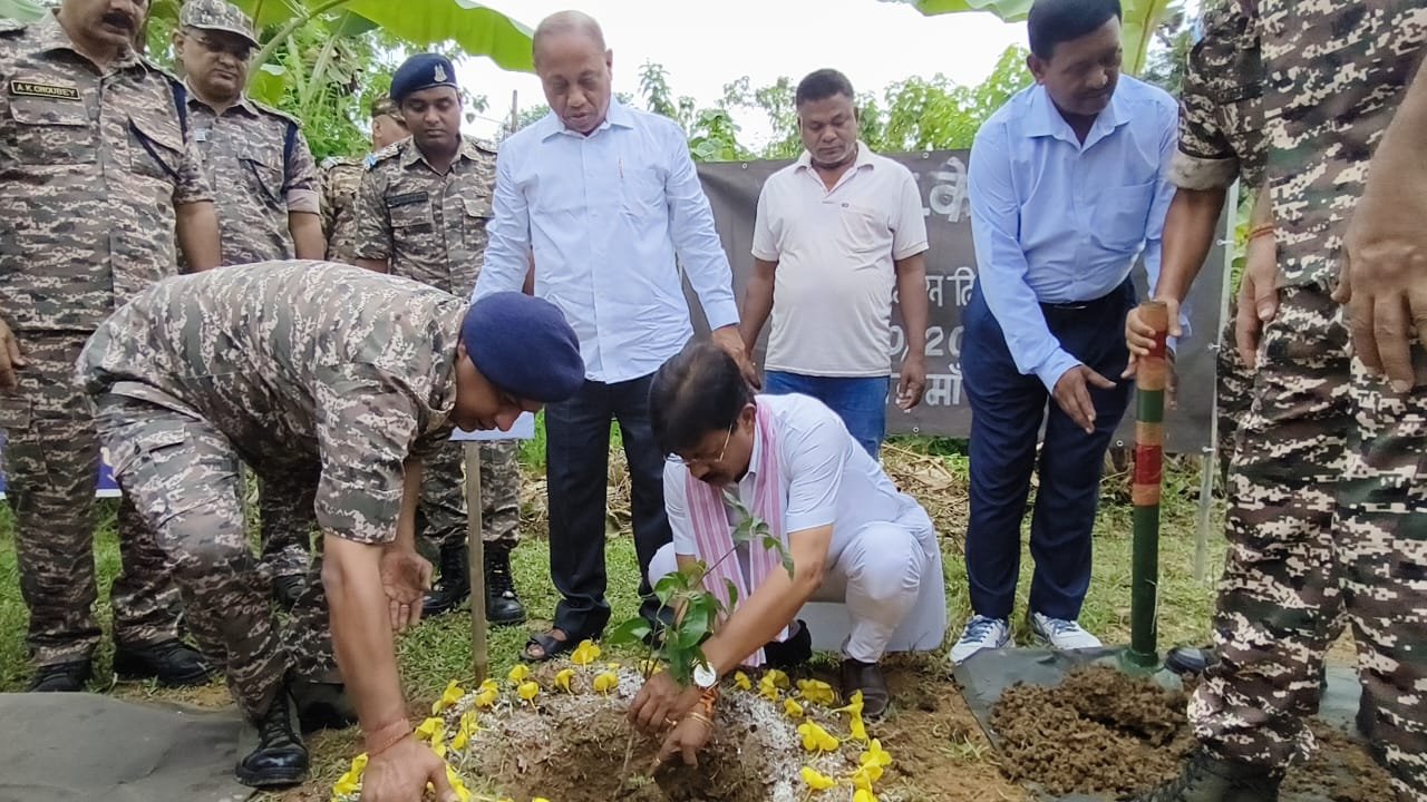 পরিমল-কিশোরের উপস্থিতিতে কাশীপুরে সিআরপিএফ-এর মানবিক উদ্যোগ, বৃক্ষরোপণ ও রক্তদানে জওয়ানরা