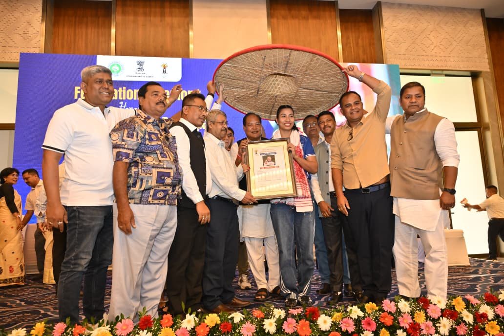 এশিয়ান গেমসে স্বর্ণপদক বিজয়ী লাভলীনাকে ক্রীড়ামন্ত্রী বিশ্বজিৎ দৈমারীর সম্বর্ধনা